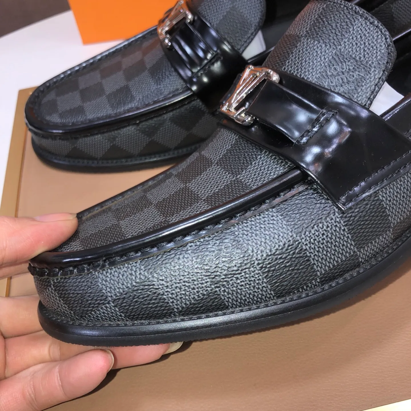Men's men's shoes💰540💰[LV] (original single cowhide lining)🍀LV's latest genuine leather business suit shoes are available on the official website at the same time. The first-layer cowhide imported from Italy is made of heavy gold, and the official website has a 1:1 rubber outsole. Versatile to wear, high-end without losing class, and the color combination is extraordinary. This four-season style is alluring when worn on your feet, showing off your big-name flair. Standard code 38-45 (45 customized)
